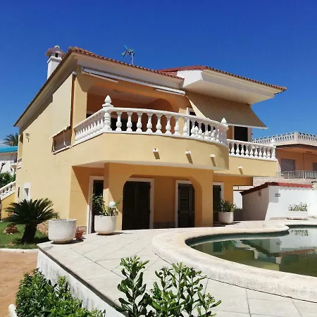 Chalet Con Piscina Vakantiehuis